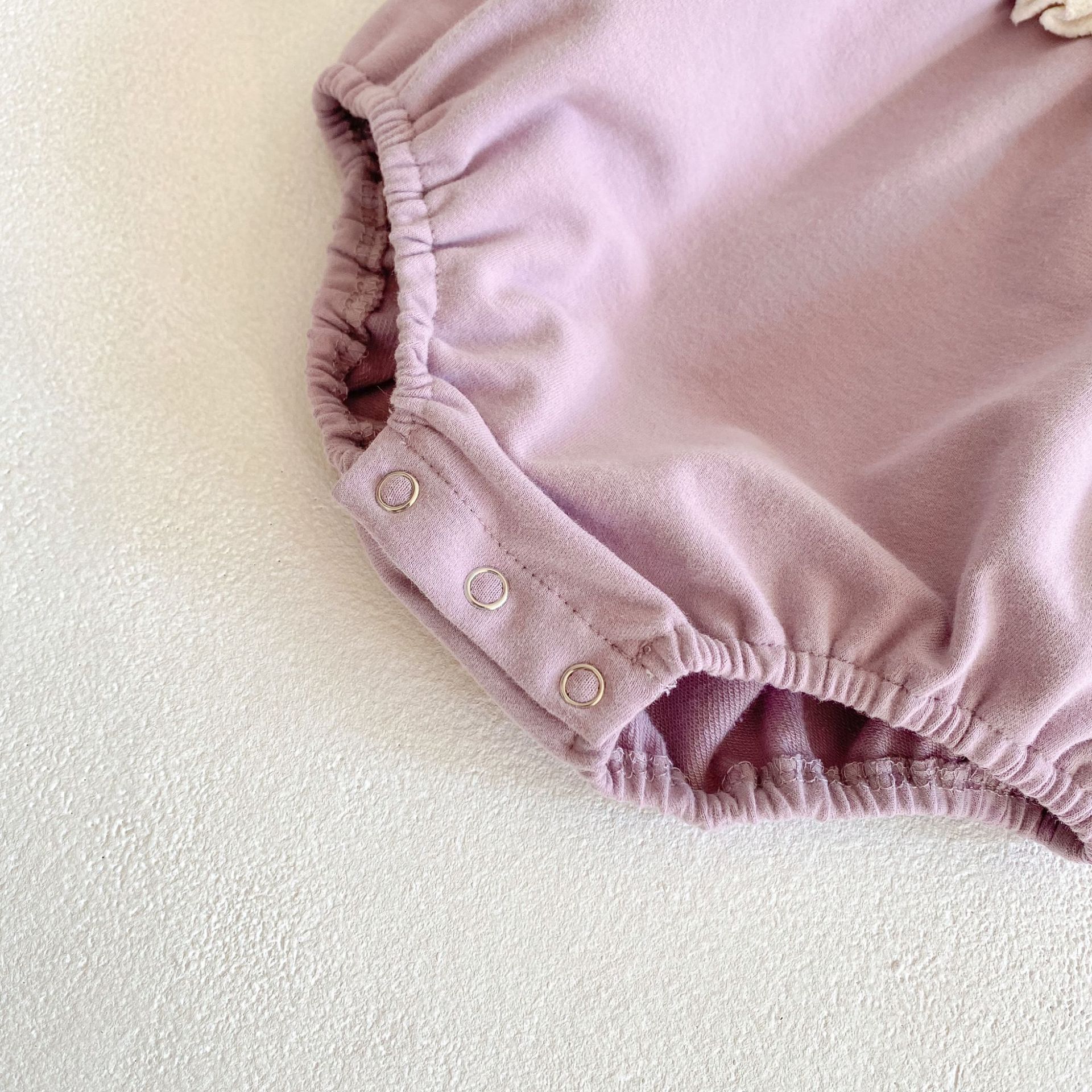 Tuta a maniche lunghe con bordo in pizzo e foglia di loto per bambina primavera 2024 Ha Yi Triangle Crawler Dress Viene fornito con_voghion.com