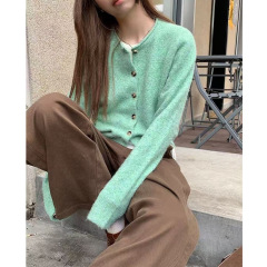 复古卷边绿色针织开衫女早秋氛围感穿搭小个子温柔韩系风毛衣外套