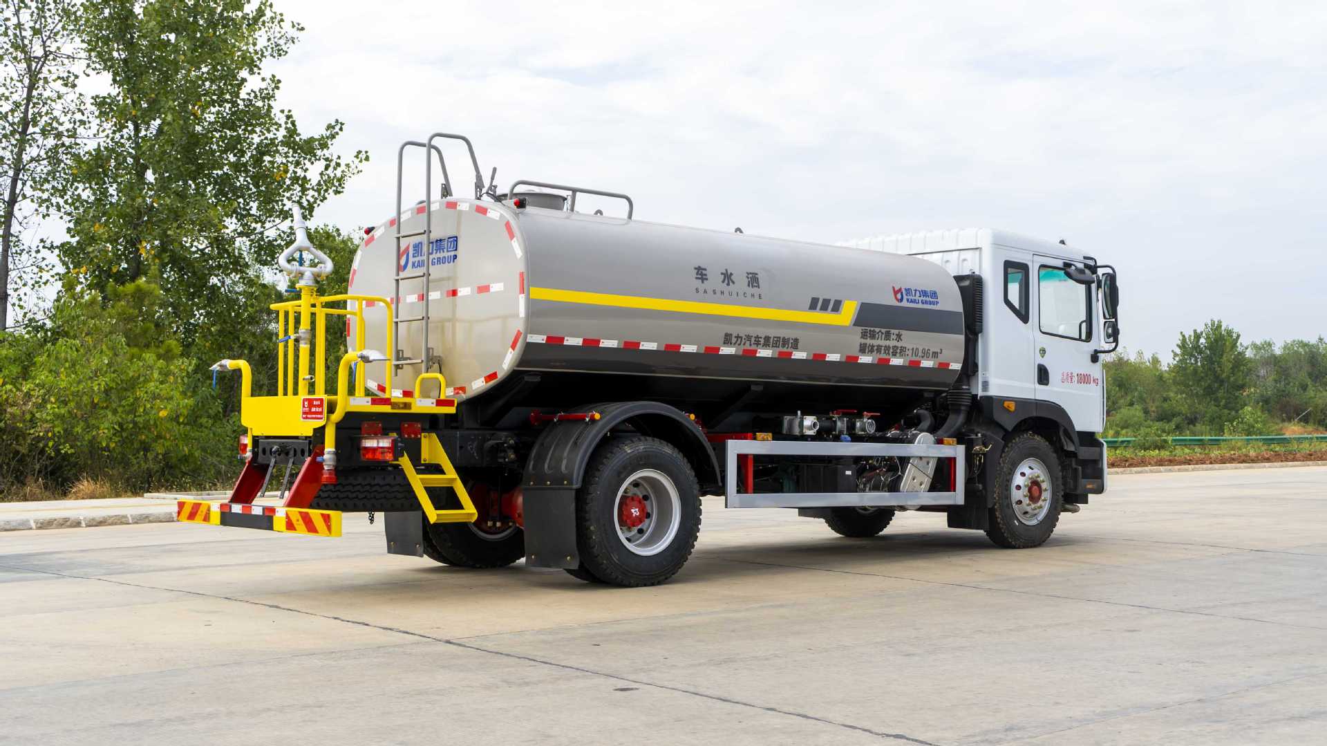 Dongfeng 12-Ton Sprinkler Truck Chengli Greening Spray Truck Engineering Vehicle Stainless Steel Water Transport Truck Water Tank Transport Truck Manufacturer