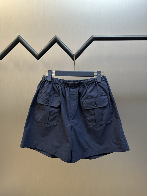 Milan fashion brand P's triangle patch shorts, summer multi-pocket flip-over workwear, unisex casual pants Milan fashion brand P's triangle patch shorts, summer multi-pocket flip-over workwear, unisex casual pants