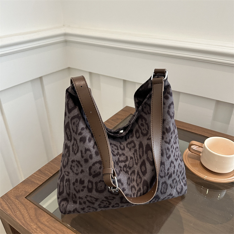 Otoño y invierno populares bolsos de leopardo para mujeres 2024 nueva bolsa de hombro de transporte de gran capacidad ocio tote