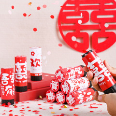 結婚の小さな花火のミニ手は小さな礼砲のスプレーの結婚式の雰囲気をねじります。