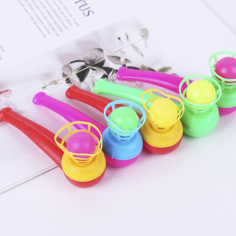 짙은 갈색의 매달린 공