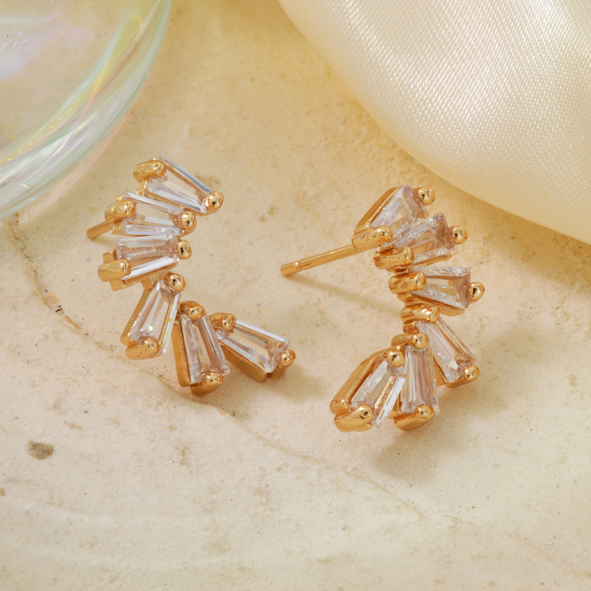 Cubic Zirconia And Pearl Stud Earrings For Everyday Elegance_voghion.com