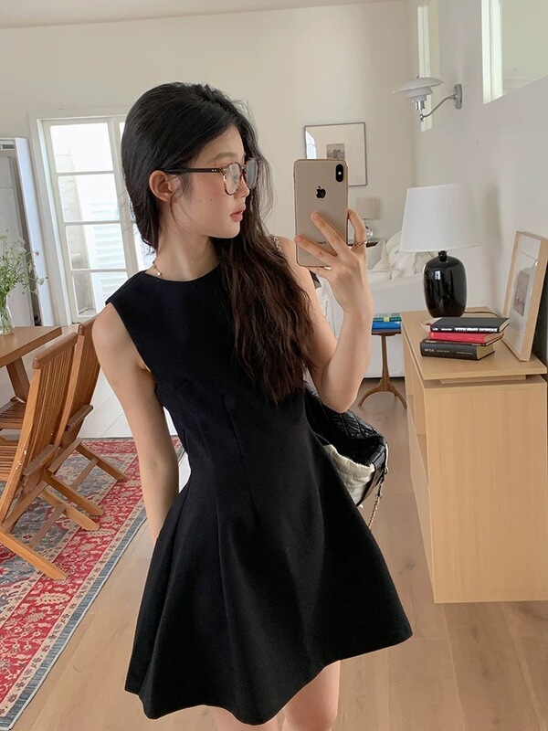 高级感千金风收腰连衣裙女赫本风名媛打底无袖背心裙a字小黑裙短|undefined