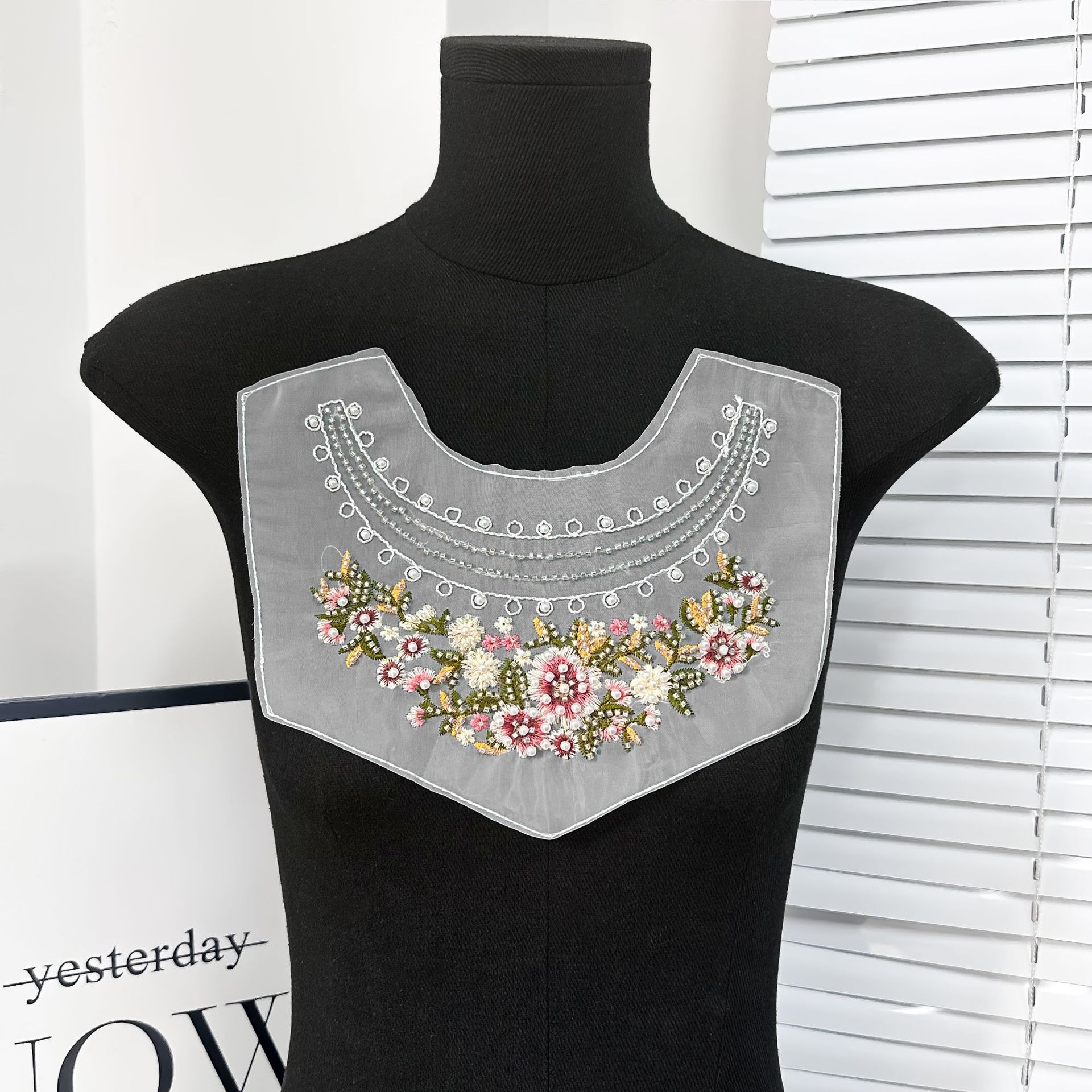 Florecer accesorios de malla de cuentas de clavos de ropa de collar