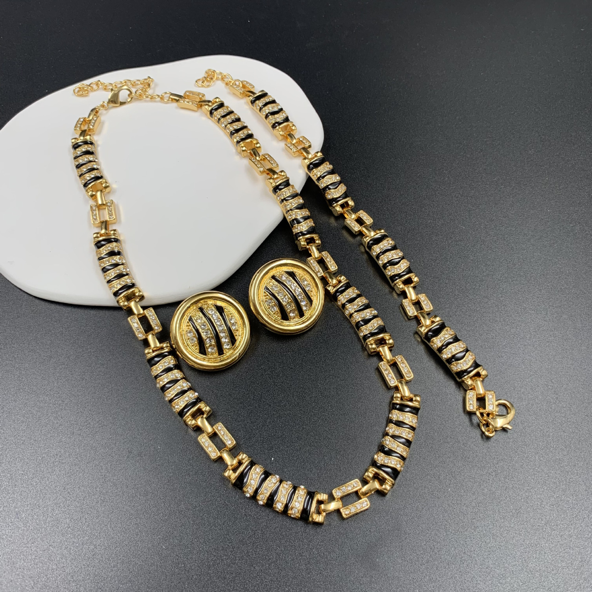 Middle -aged Vintage Western Palace Plated Electroplating True Gold