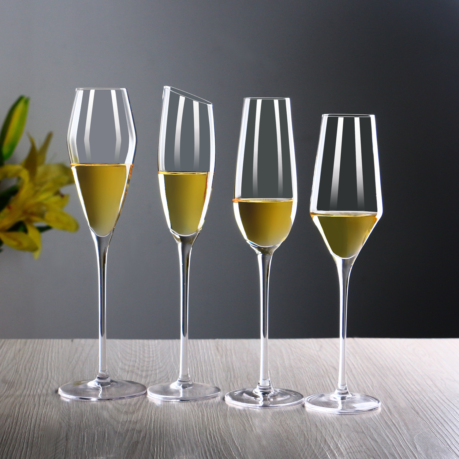 Manufacturer manually blows the crystal champagne cup gas glass to…