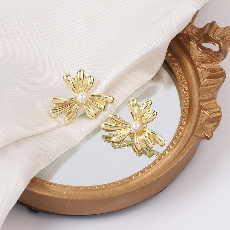 Fashion Flower Pearl Alloy Earrings Wholesale display picture 3