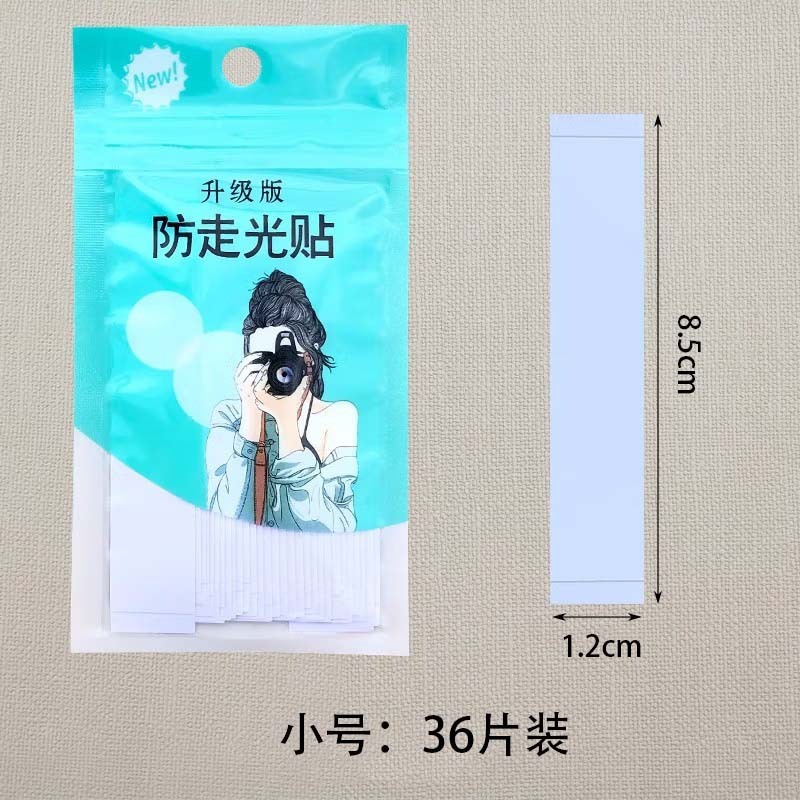 光を防ぐために夏の接着剤を貼ります。透明で跡がないので、脱落防止の襟元の神器の肩ベルトが滑り止めで両面貼りを固定します。|undefined