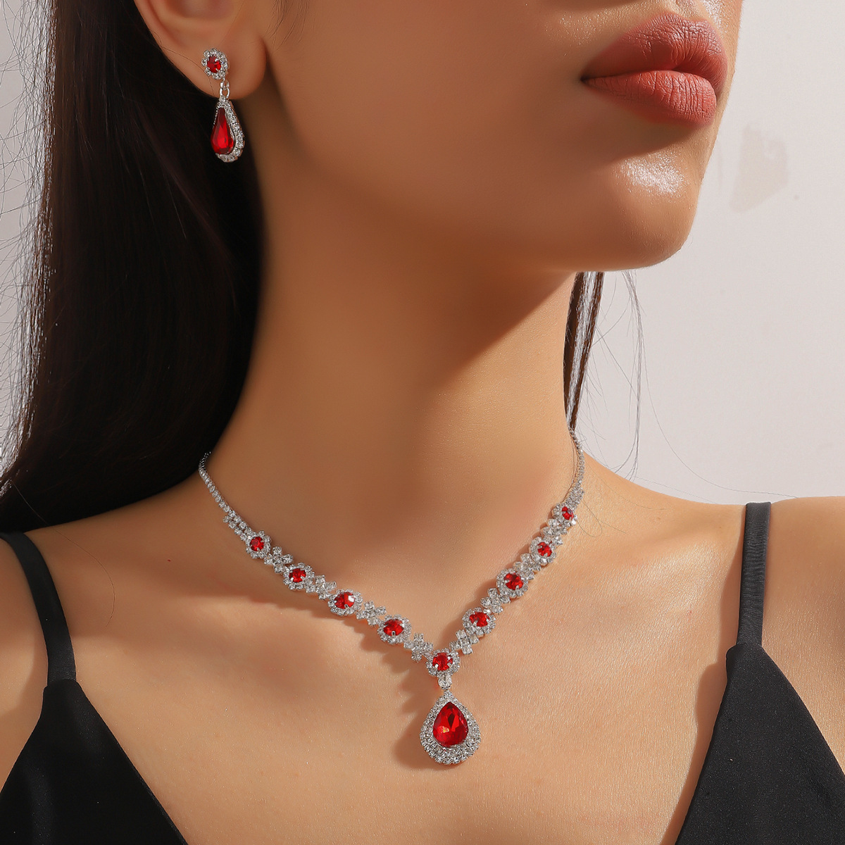 collana donna rete rosso zircone nicchia versatile orecchini ciondolo set metallo clavicola catena fabbrica_voghion.com