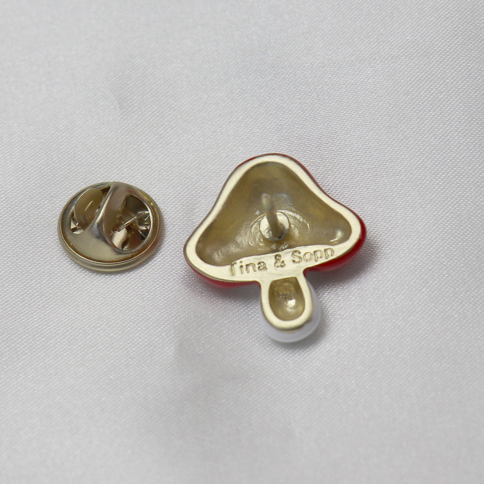Middle Ancient vintage Enamel Cute Small Mushroom Corsage Women's Shawl Buckle Jewelry Collar Pin Brooch