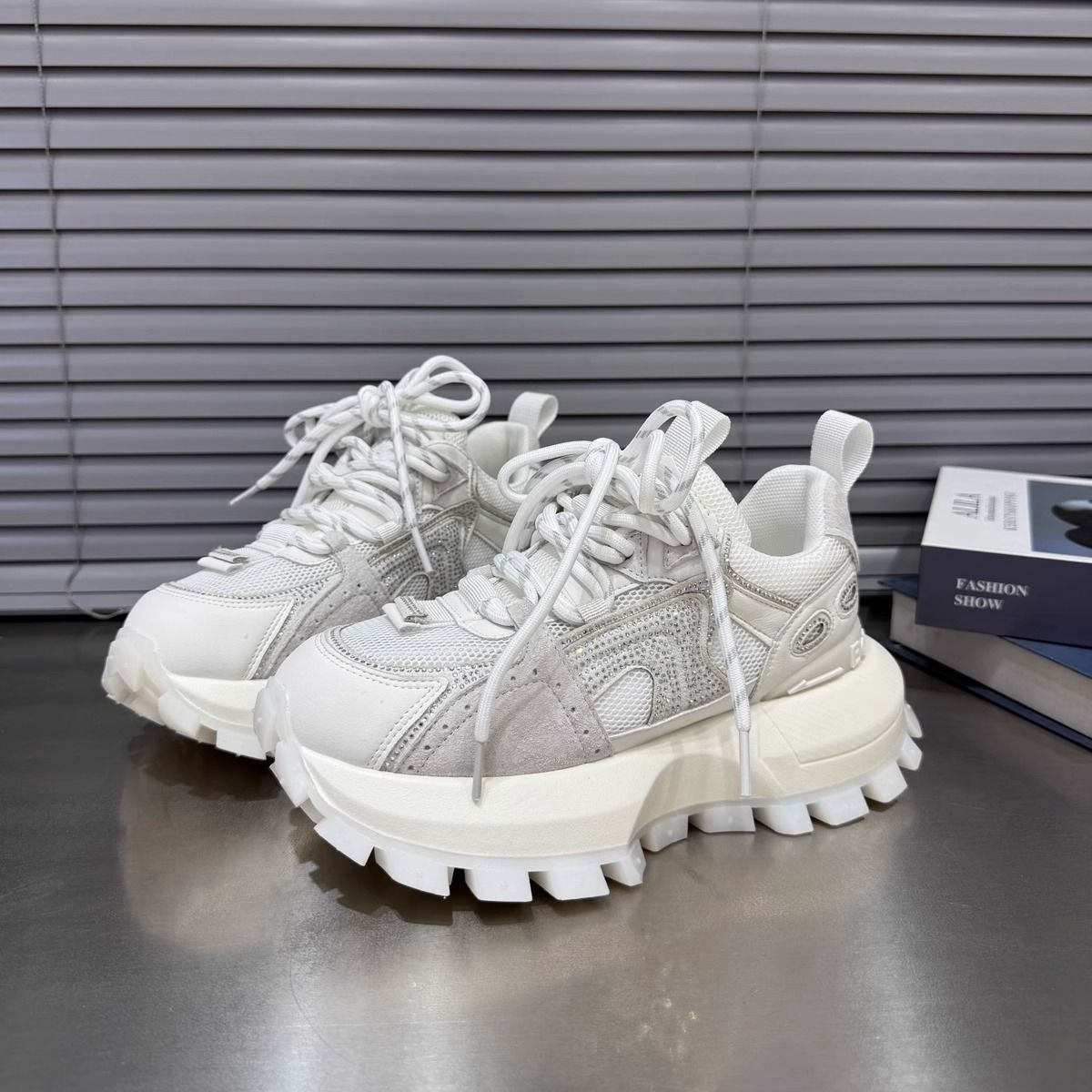 Zapatos blancos de suela gruesa para mujer 2025 verano nuevo estilo malla transpirable moda todo-fósforo ligero realce deportes y zapatillas de deporte de ocio
