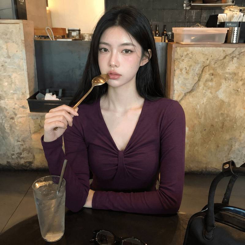 French-style, sophisticated V-neck long-sleeve T-shirt, a new autumn collection for women, designed to cinch the waist and create a slimming effect
