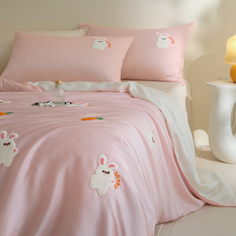 Ropa de cama de seda de hielo bordada con toalla de cuatro piezas, sábana fresca pequeña, funda de edredón, juego de tres piezas, ropa de cama de dormitorio fresca de verano