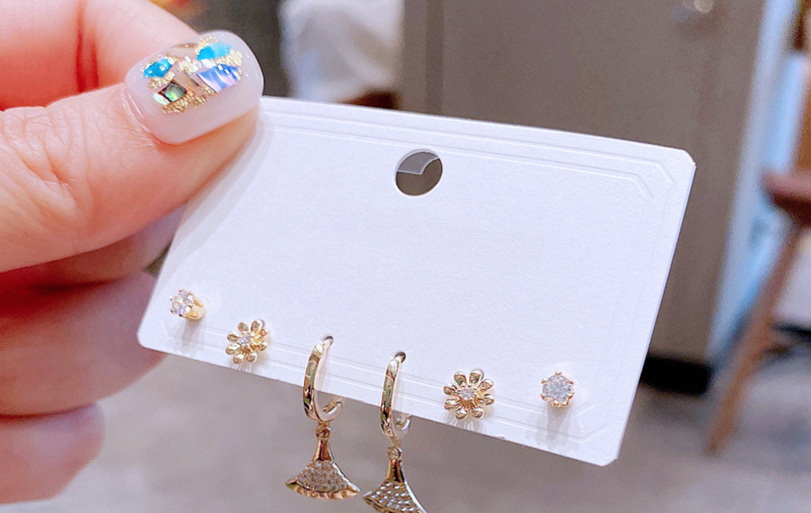 Fashion Earrings Set Female Simple And Exquisite Fan-shaped Ear Buckle Zircon Flower Earrings Combination display picture 7