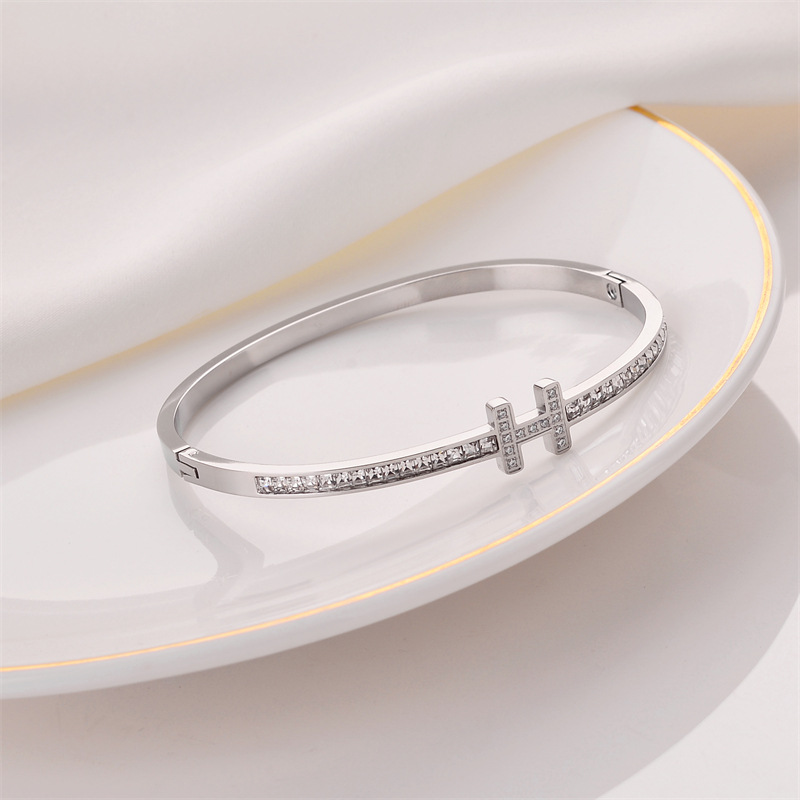 Pulsera de titanio y acero para mujer, diseño moderno y sencillo, pulsera de lujo que no se desvanece, venta al por mayor en stock.