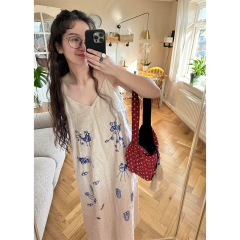 新しい中国式のレトロなデザインの刺繍の眠りのスカートの女性の夏の2025新型の大きいサイズのガーターの家のワンピースは外に着ることができます。
