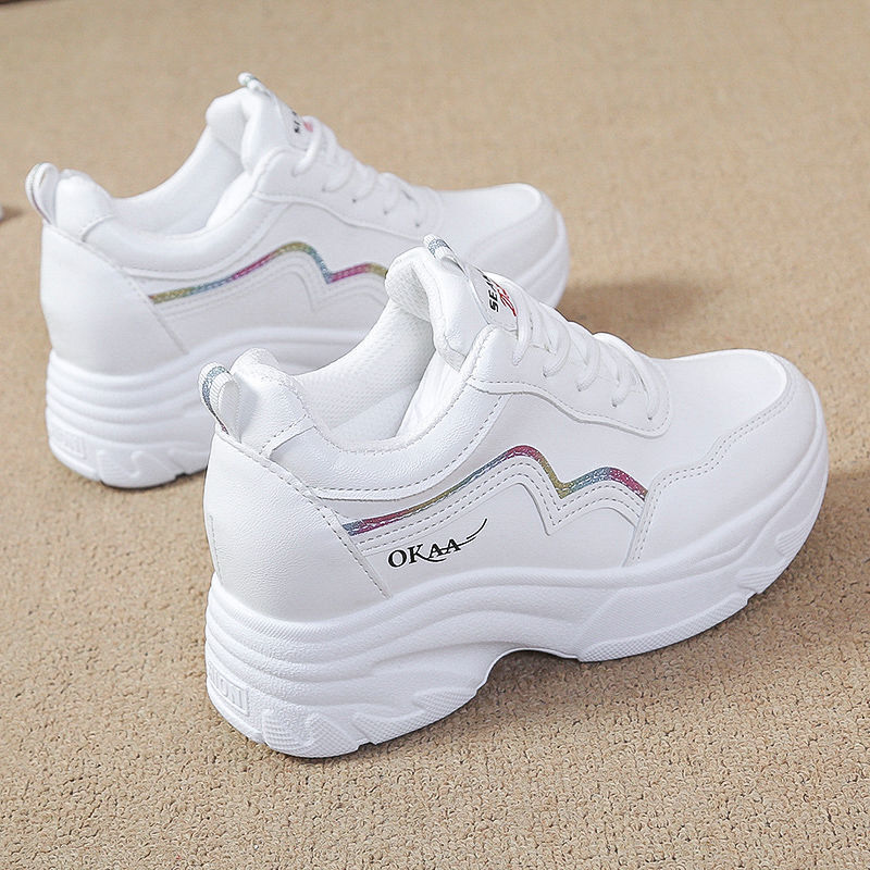 Zapatos de altura ocultos para mujer zapatos de verano versátiles estilo coreano 2023 nueva zapatilla de cuero de suela gruesa zapatos blancos casuales