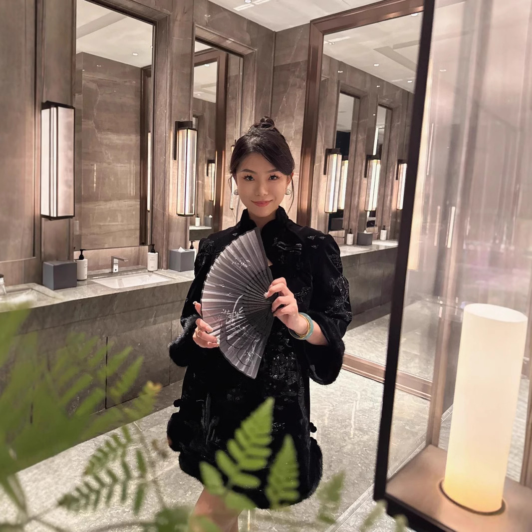 라피트 같은 스타일 2024 가을과 겨울 새로운 수정 된 검은 벨벳 CHEONGSAM 고급 구슬 자수 원피스