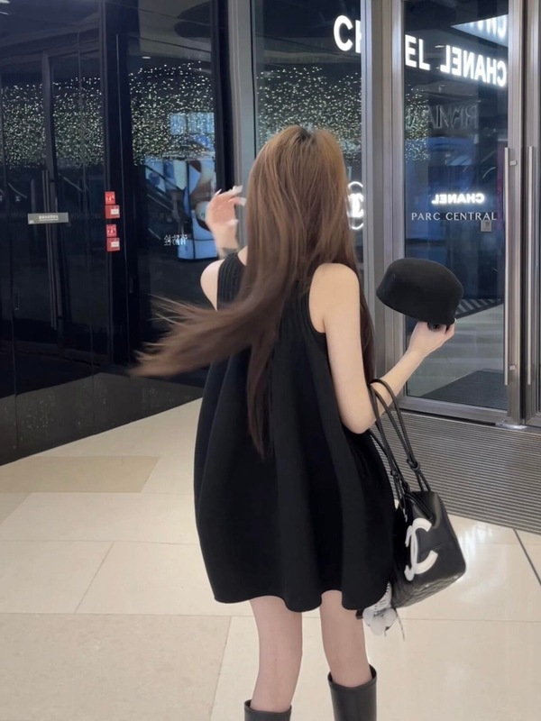 高级感显瘦黑色背心上衣女夏季小众不撞款穿搭松弛美女无袖背心裙|undefined