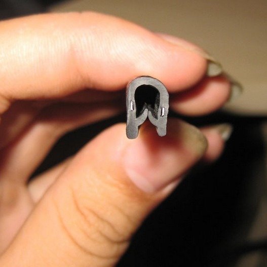 批发零售PVC护边皮条骨架U型密封卡条不锈钢玻璃包边条量大优惠