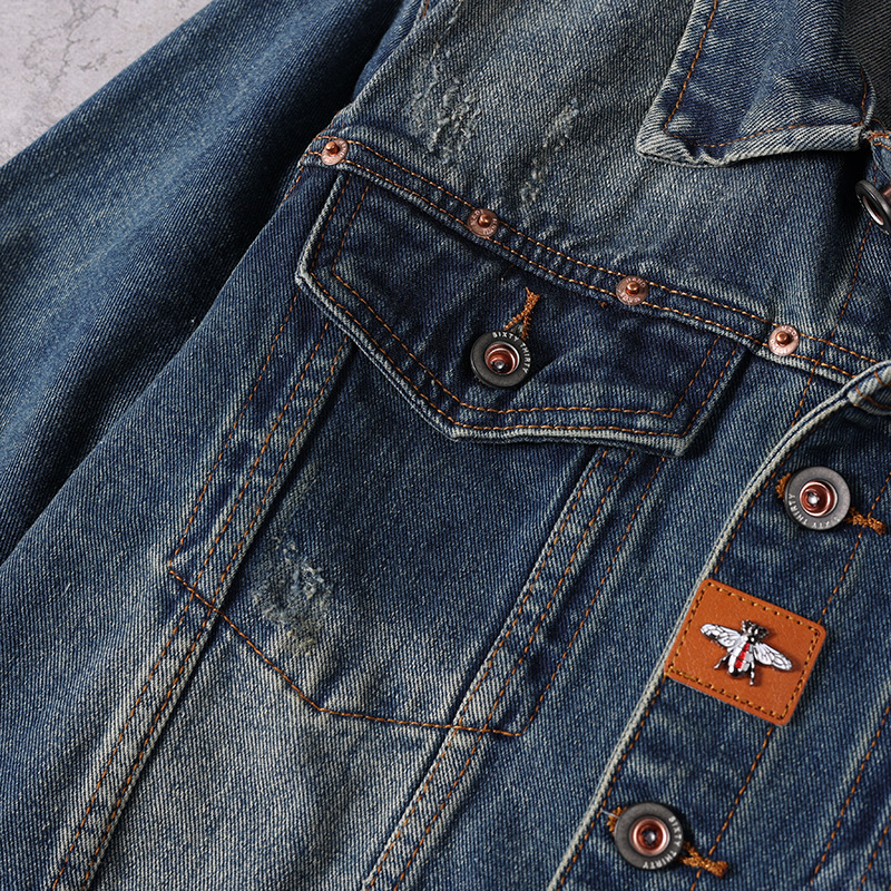 Herr denimjacka med broderi lös passform tvättad blå_voghion.com