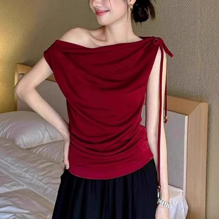 セクシーな赤いワンショルダーランダムカラーニット半袖Tシャツレディース夏デザインプリーツオフショルダートップ|undefined