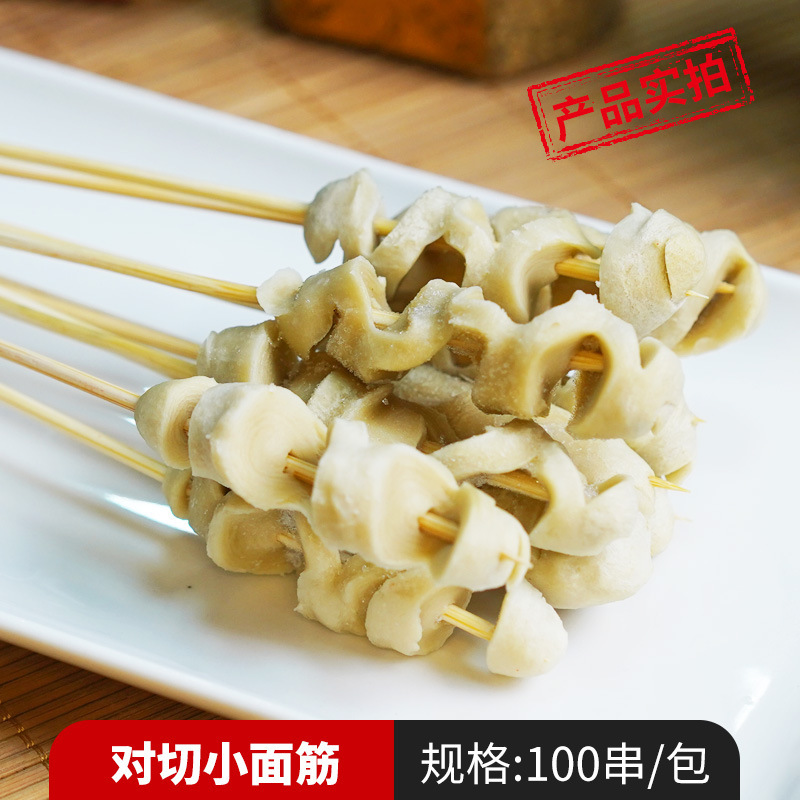 반으로 자른 작은 글루텐 꼬치 100개
