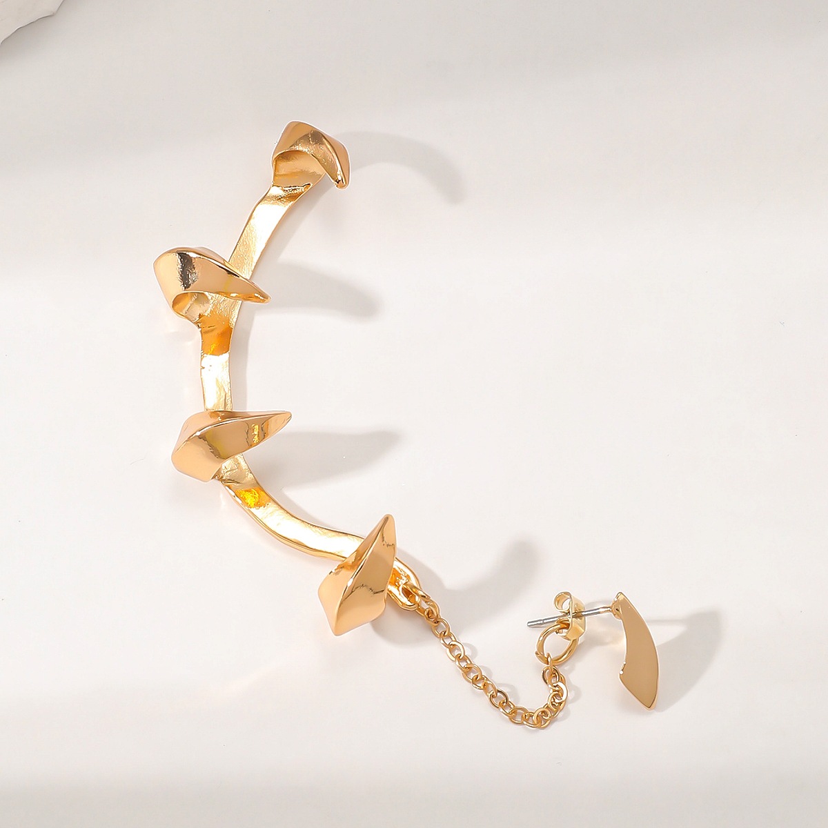 Europa y América gótico diablo garra oreja colgando mujer punk oscuro aleación geométrica oreja hueso clip ins moda sin orejas perforadas