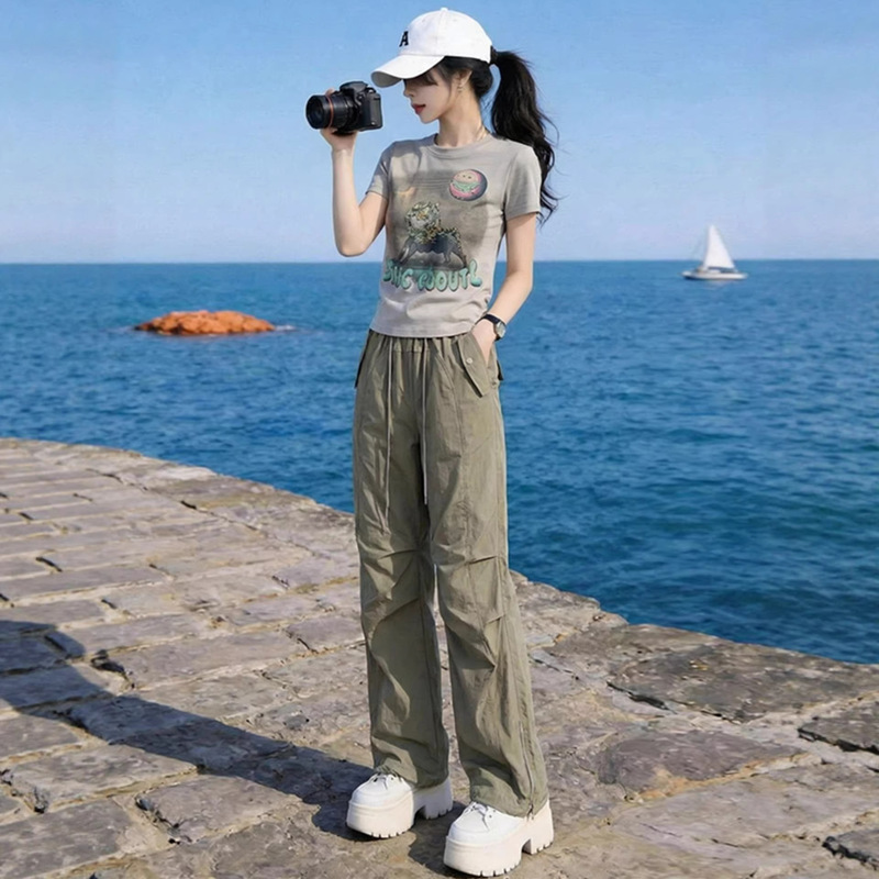 Casual Sports Suit for Petite Women in Summer, Slimming and Age-Reducing, Slim-Fit Short-Sleeved T-Shirt and Cargo Pants Two-Piece Set