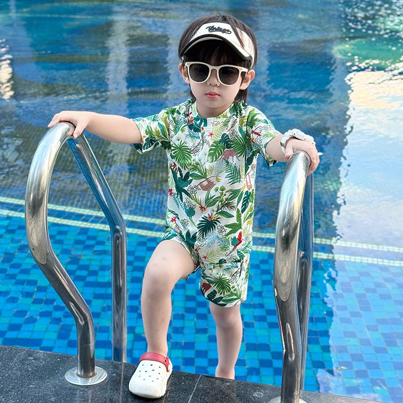 Children's split beach swimwear for boys for swimming for early age