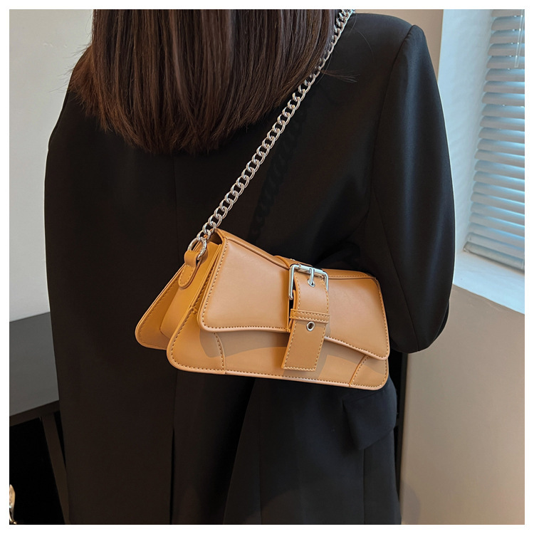 Women's Small Pu Leather Solid Color Vintage Style Magnetic Buckle Shoulder Bag display picture 11
