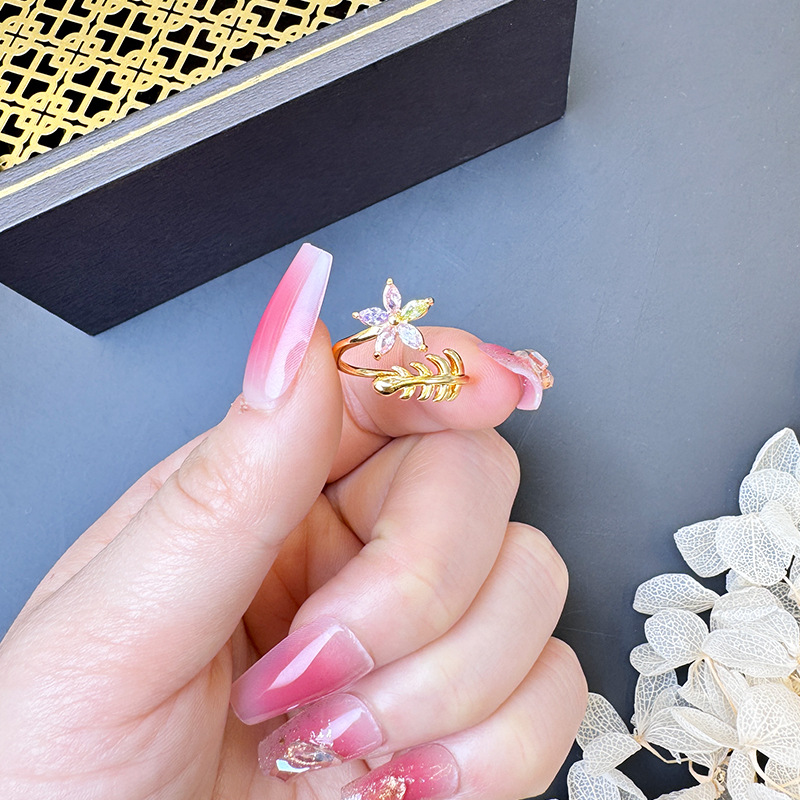 Nuevos anillos de zircon de flores de cinco colores de arena de oro simple y versátil nicho femenino accesorios de lujo ligeros fabricantes de joyería al por mayor