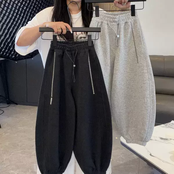 [Soft and stylish] 2026 autumn collection: unisex children's design featuring simple side embroidery and a small curved hem on these knitted athletic pants