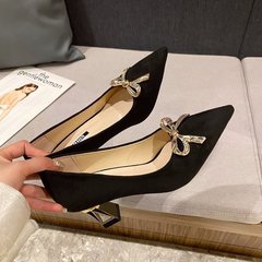 大きいサイズの靴の女性2025年の新型の低いヒールのフランスの靴の太っている足の広い足のハイヒールの先のサンダルの夏の女性のタイプ