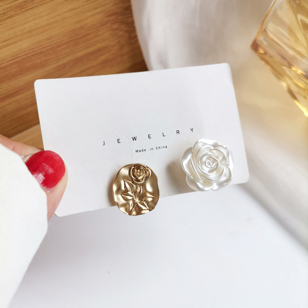 Retro elegant matte fresh white asymmetrical earrings
