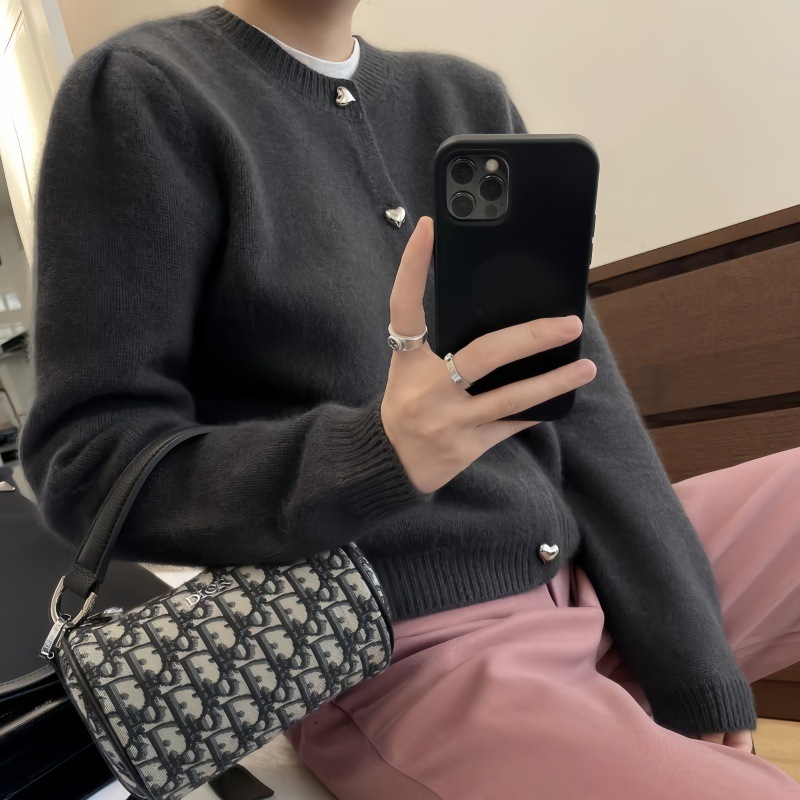 小众设计爱心纽扣深灰色浣熊绒长袖针织衫毛衣女秋冬软糯外套上衣|undefined