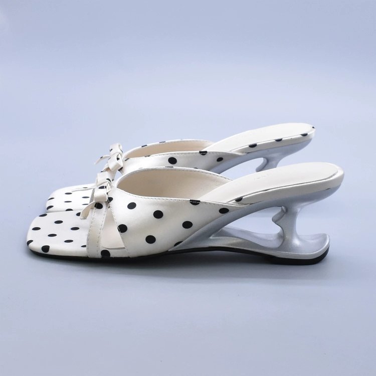Temperamento especial tacones de arco zapatillas para mujeres 2026 verano nuevo estilo francés sandalias de cabeza cuadrada