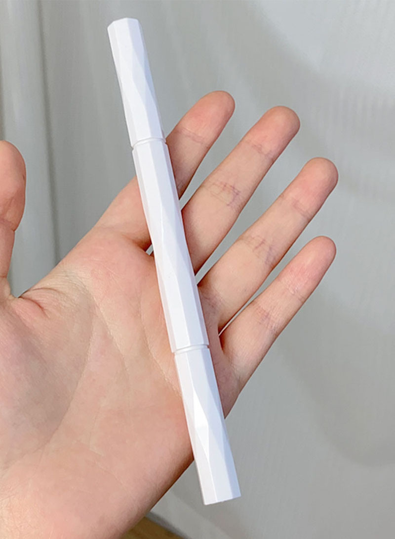 New gift product: Two-in-one makeup brush with protective cover, double-headed steel needle eyebrow comb and eyelash brush, clearly distinguishing wild eyebrows undefined