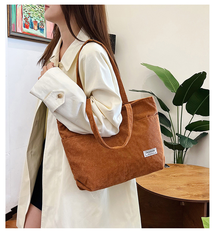 The fashionable and retro bucket bag for women, the new large-capacity versatile crossbody bag for women, and the trendy and elegant tote bag for women are selling well full figure