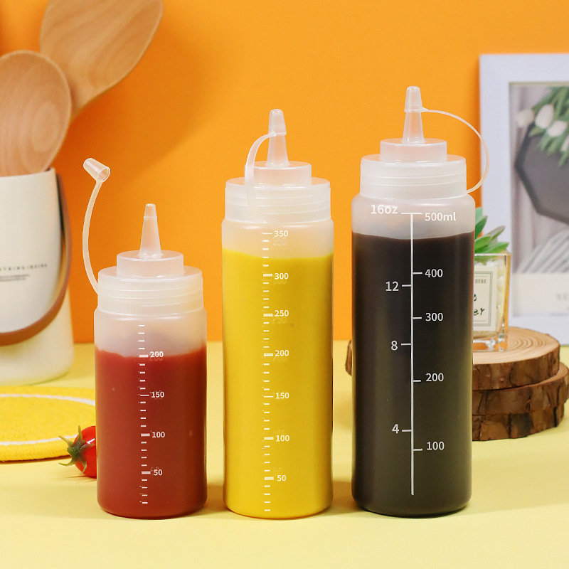 ソース瓶のプラスチックソース瓶の表装の口を押して、ケチャップのジャムを押します。|undefined