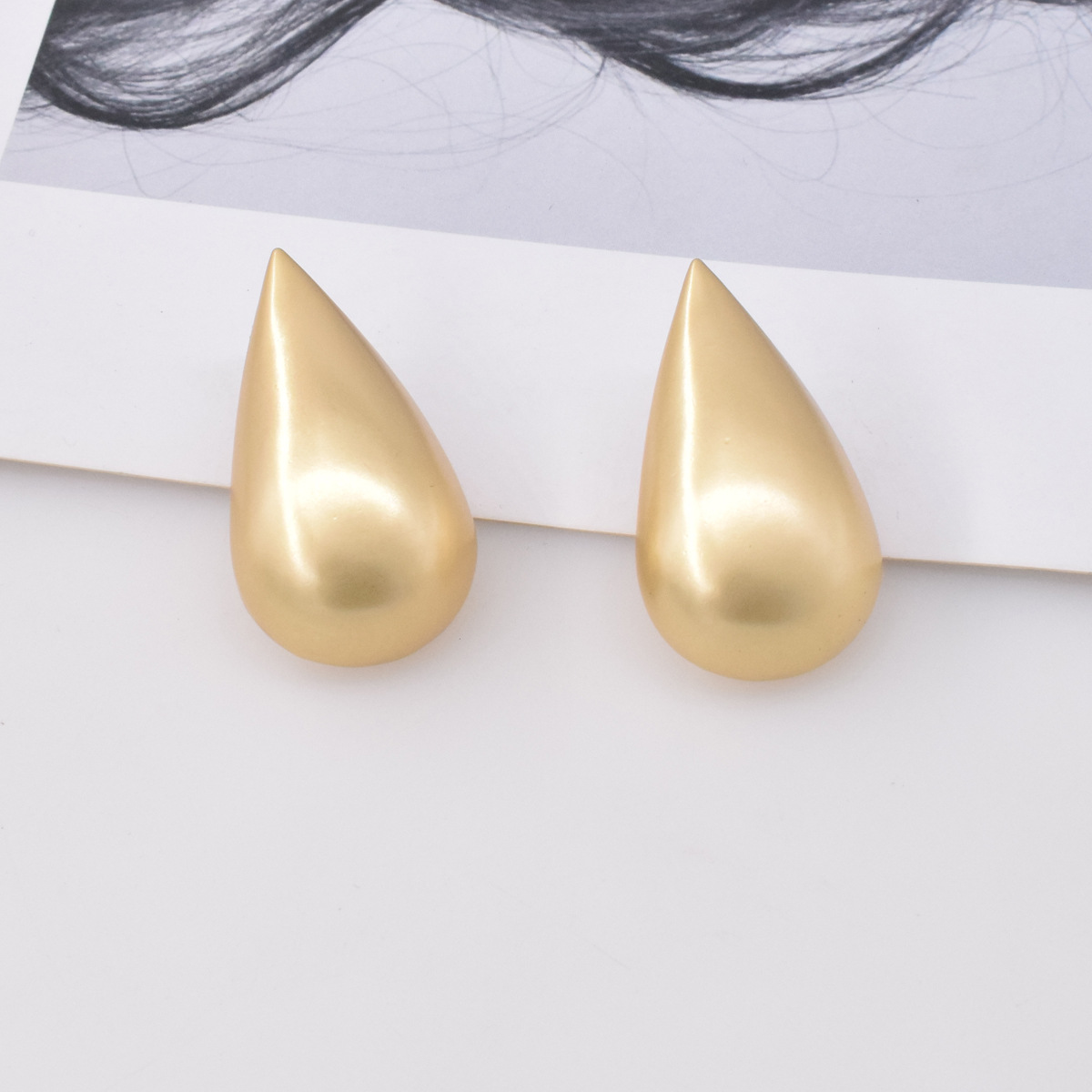 Wholesale Retro Metal Frosted Drop-shaped Earrings display picture 1