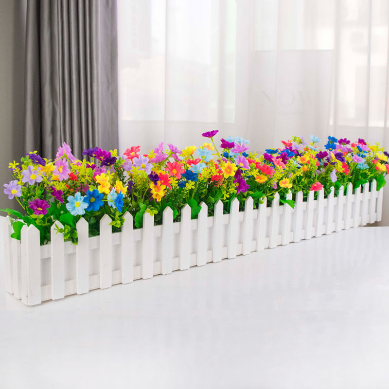 柵のプラスチックの造花のシミュレーションの花の客間の壁の角の陽の窓の台は仕切りを切って装飾の緑の植栽を遮って鉢植えの植木鉢を飾ります。|undefined