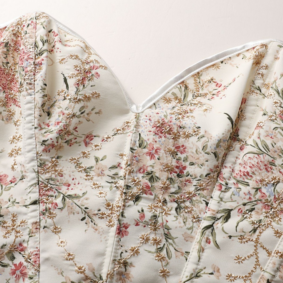 Blanco bordado damas pechos cortos corte