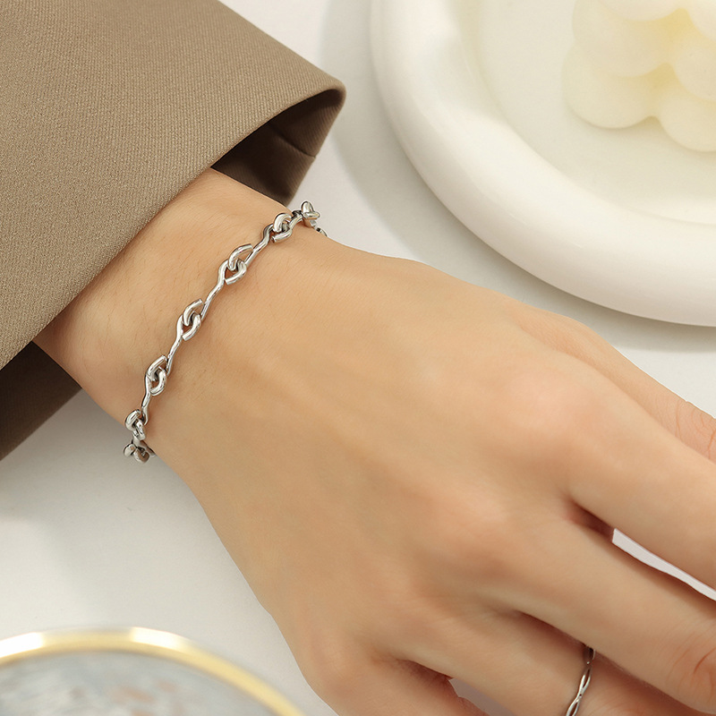 Europeo y americano oro pesado exagerado collar luz lujo gancho costura personalidad collar metal traje no decoloración pulsera de moda