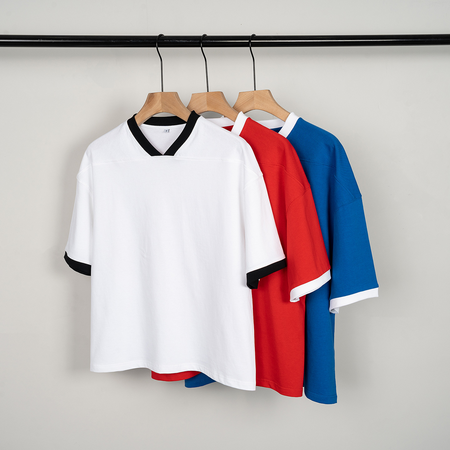 2026 marcas de marea de verano corto de cuello en V camiseta de hombre de manga corta de color juvenil bordado de algodón casual de hombre