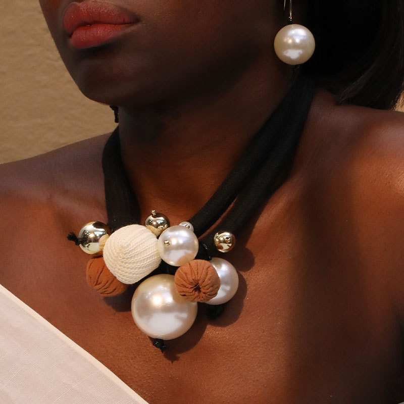 fashionable elegant necklace from pearl