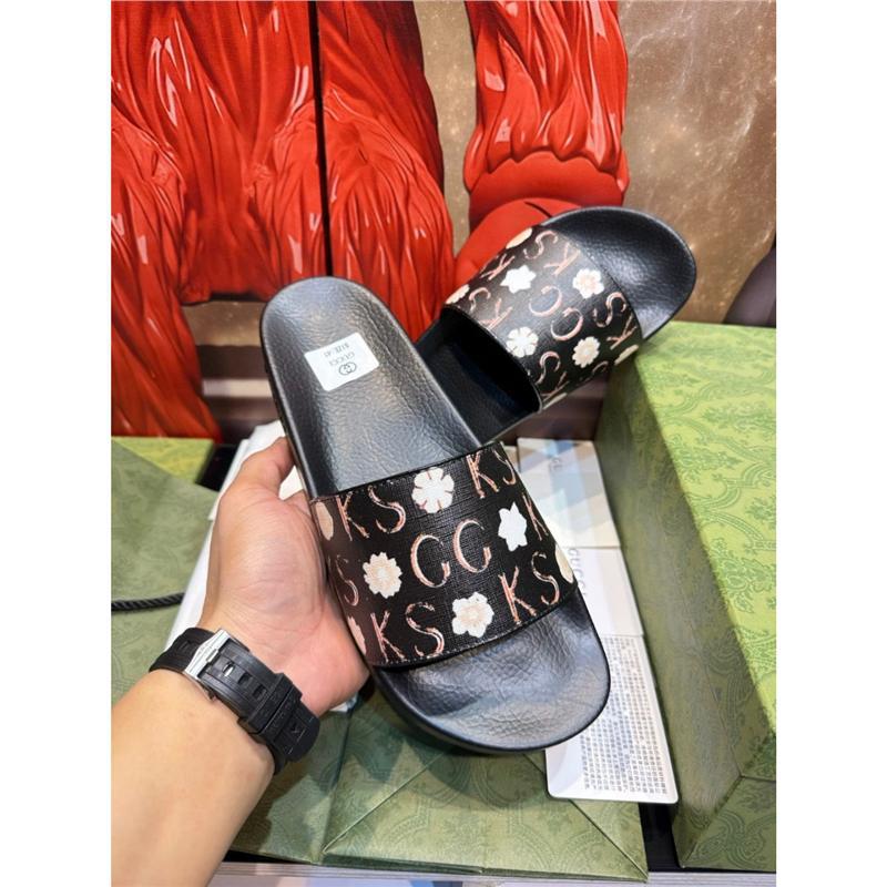Zapatillas de pareja de moda europea y americana para hombres y mujeres, ropa exterior coreana, moda de personalidad universal, zapatillas frías caseras caseras ociosas.