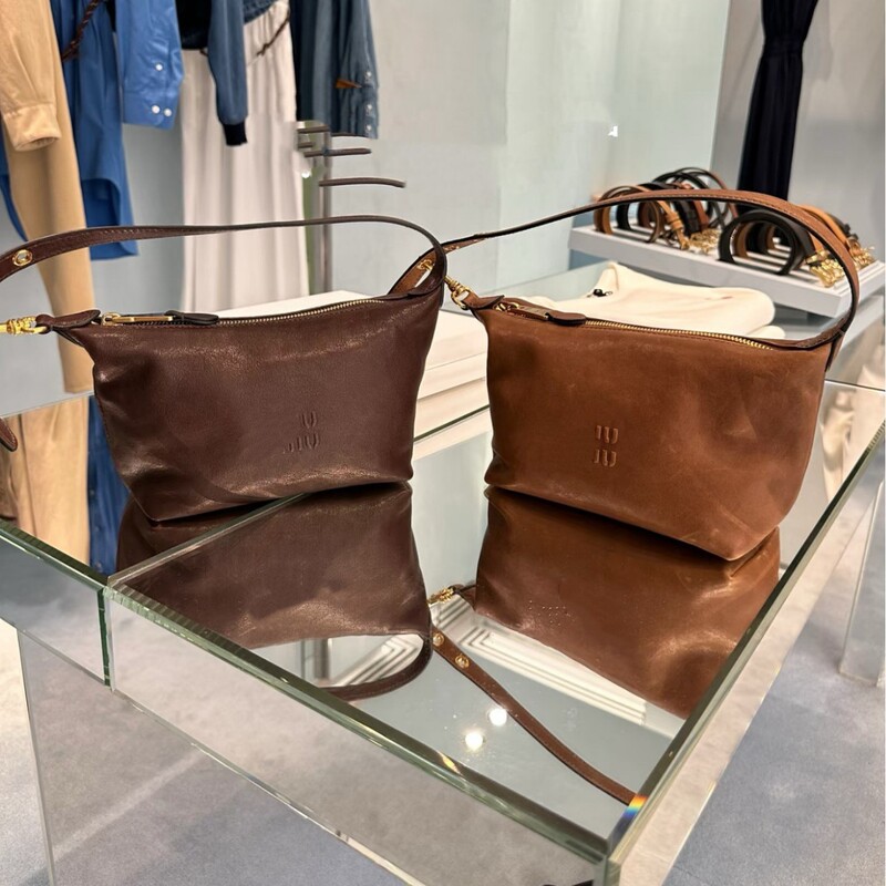 2026 Spring/Summer New Miu Miu Oil Wax Patent Leather Lunchbox Bag Underarm Cowhide Bag Cross-Border Wholesale Women's Bag 2026 Spring/Summer New Miu Miu Oil Wax Patent Leather Lunchbox Bag Underarm Cowhide Bag Cross-Border Wholesale Women's Bag